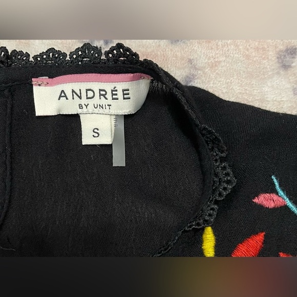 Andrée by Unit Women’s Floral Embroidered Black Babydoll Peasant Top Size Small - Picture 3 of 7